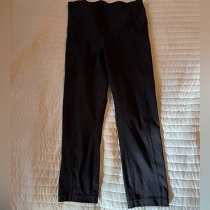 NWOT Yogalicious black capri leggings medium